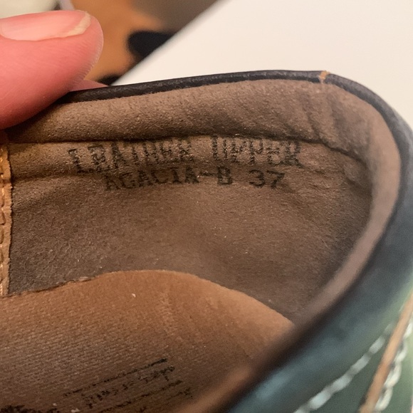 L’Artiste by Spring Steps Black with button accents and a floral design.Size 37 - Picture 9 of 10